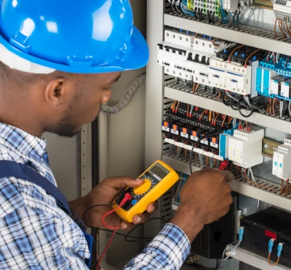 un électricient vérifie l'installation électrique