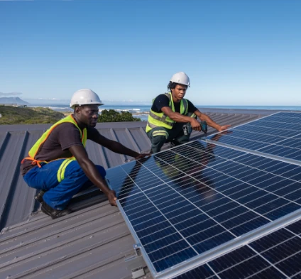 deux ouvriers installent des panneaux solaires en toiture